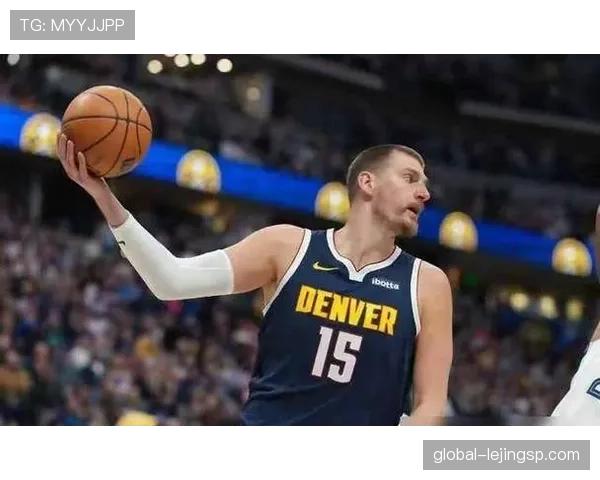 库里挡拆外线拉开空间，三分命中率高于约基奇